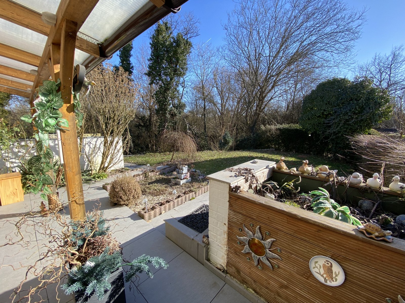 überdachte große Terrasse mit Blick in den Garten